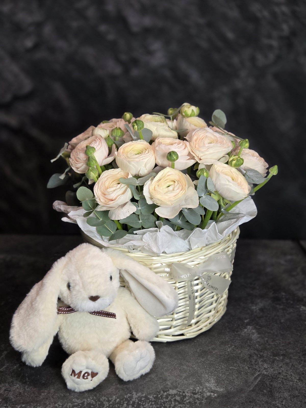 Композиції та букети доступні до замовлення в квітковому салоні Luxury Flowers